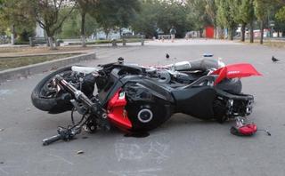 Сотрудник полиции выясняют причины дорожно-транспортного происшествия с участием двух мотоциклов в Уссурийске
