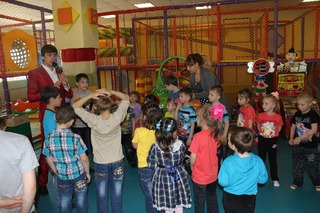 «Сказочный» праздник отметили воспитанники детдома и реабилитационного центра Уссурийска