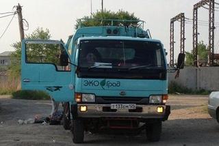 Водитель мусоровоза на спор поставил спецмашину на дыбы в Уссурийске 