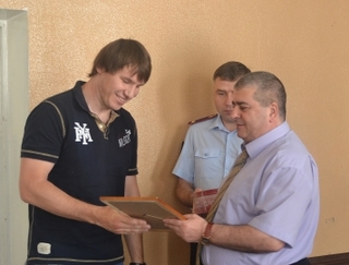 Начальник отдела МВД России по городу Уссурийск вручил благодарность гражданину, оказавшему содействие полиции