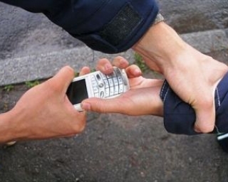 Грабитель вырвал телефон из рук прохожего в Уссурийске