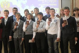 Паспорта вручили юным жителям Уссурийска в День Конституции России