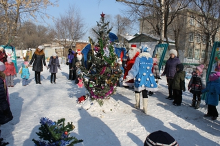 Дети и взрослые Уссурийска устроили Новый год у себя во дворах