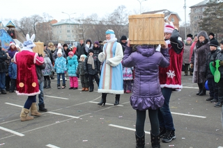 Жители Уссурийска гадали на валенках и водили хороводы на центральной площади