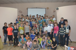 Cотрудники полиции и члены Общественного Совета навестили воспитанников детского дома в Уссурийске