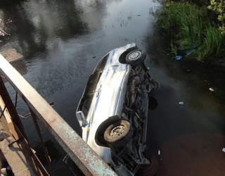 Водитель слетел на машине с моста по Уссурийском