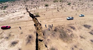 Огромная трещина расколола землю в Мексике
