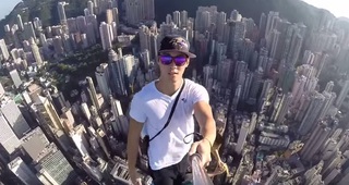 Самое страшное селфи: мужчина забрался на шпиль небоскреба в Гонконге