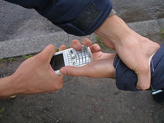 Двое жителей Уссурийска задержаны за кражу мобильного телефона