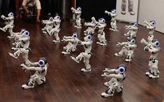 Японцы создали танцующих роботов