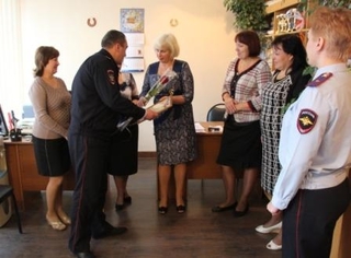 Руководители транспортной полиции Уссурийска преподнесли цветы мамам своих лучших сотрудников