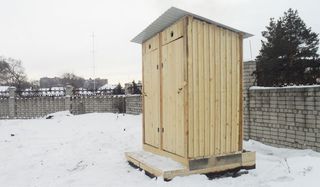 Для жителей домов Уссурийска с низкой степенью благоустройства установили 15 новых туалетов