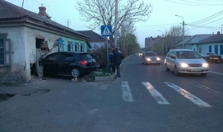 Автомобиль врезался в частный дом в Уссурийске