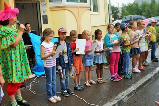 Детский праздник в честь окончания лета прошел в микрорайоне Уссурийска