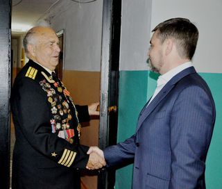 С окончанием Второй мировой войны уссурийских ветеранов поздравил глава администрации