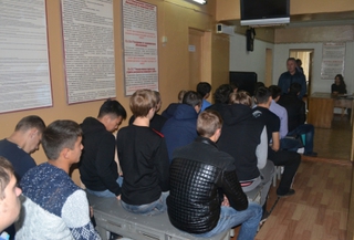 Полицейские и члены Общественного совета рассказали молодежи Уссурийска о службе в армии