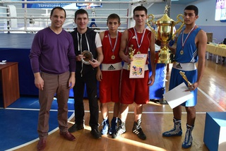 Команда из Уссурийска завоевала кубок турнира по боксу 