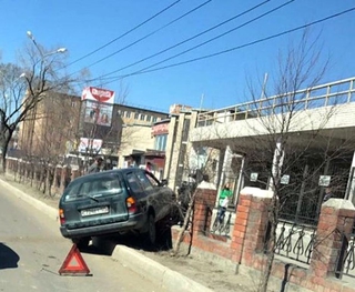 Водитель протаранил ограждение автовокзала в Уссурийске
