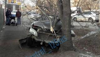 В Уссурийске автомобиль после ДТП вылетел на тротуар и врезался в дерево
