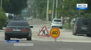 Дорожники Уссурийска кладут новый асфальт строго по графику