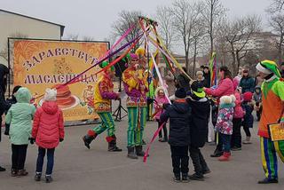 Шутками, плясками и русскими народными играми встретили второй день Масленицы в Уссурийске