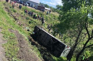 После аварии с туристическим автобусом в больнице Уссурийска остаются четверо пострадавших