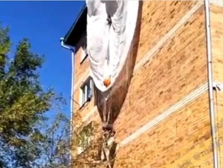 В Уссурийске пожарные помогли спуститься зацепившемуся за край крыши дома парашютисту