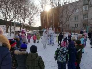 Новогодние праздники дворов «Чудесница-зима» проходят в Уссурийске