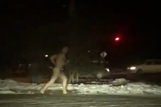 Муж рано вернулся: голый парень искал помощи на дороге в Уссурийске