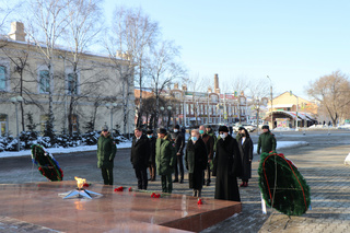 В Уссурийске состоялась тожественная церемония возложения цветов и венков, посвященная Дню Неизвестного солдата