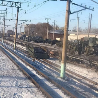 В Уссурийске на железнодорожные пути упал танк