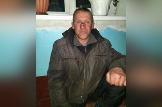 В Уссурийске в подъезде дома живет амурчанин. Местные просят откликнуться родственников