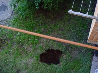 «Скоро дом уйдет под землю»: черная дыра образовалась в Приморье
