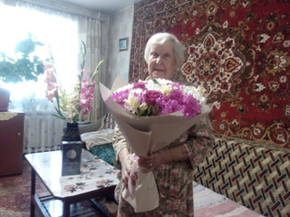 Труженицу тыла поздравили с днем рождения в Уссурийске
