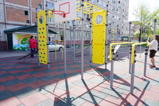 Безопасное покрытие уложили на двух спортплощадках в Уссурийске