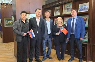 Выставка уссурийских и китайских художников