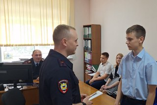 Cотрудники полиции проводят акцию &laquo;Я &ndash; гражданин России&raquo; в Уссурийске Приморского края