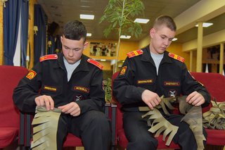 СВОими руками: суворовцы с депутатами сплели маскировочную сеть для наших бойцов
