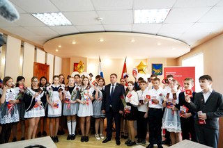 Первые паспорта граждан России торжественно вручили активным школьникам Уссурийска