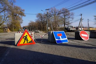 На улице Раковской восстанавливают дорожное покрытие