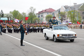 Салют Победе: на центральной площади Уссурийска прошел военный парад