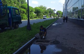 В Уссурийске продолжают очищать ливневые стоки