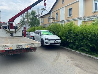 Те же места, те же нарушения: в Уссурийске продолжается борьба с нелегальной парковкой