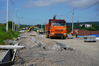 Глава округа проверил ход реконструкции моста через реку Раковка