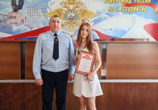 В Приморье начальник отдела полиции Уссурийска встретился со школьницей, благодаря которой ребенок избежал падения с карниза