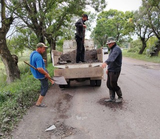 В Приморье жители сами чинят убитую дорогу после смертельных аварий