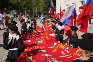 И память сердце юное хранит: в Уссурийске прошла акция &laquo;Лоскутное знамя Великой Победы&raquo;