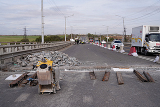 Строители приступили к ремонту деформационных швов на мосту 6 километра