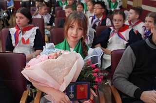 Герои среди нас: ученице уссурийской школы вручили медаль &laquo;За проявленное мужество&raquo; 