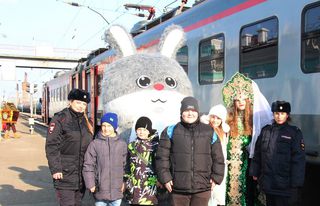 Уссурийские транспортные полицейские обеспечили безопасность ребят и их родителей в новогоднем электропоезде